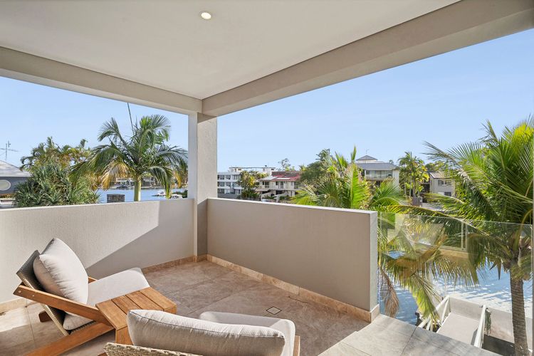 The Noosa Home – pool, jetty, water frontage