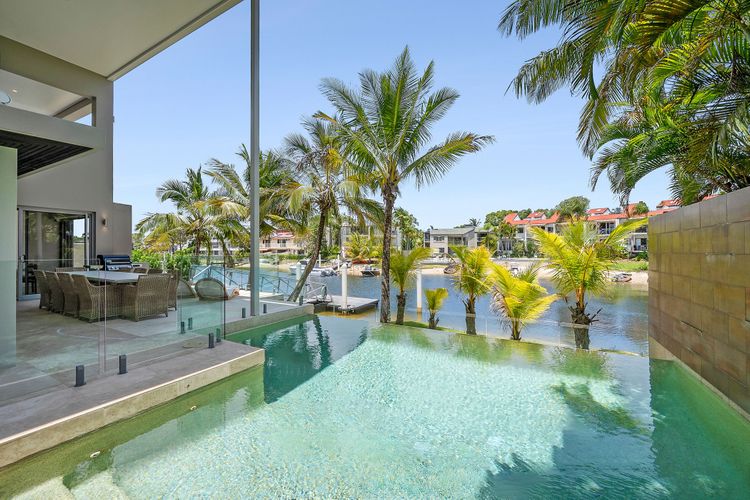 The Noosa Home – pool, jetty, water frontage