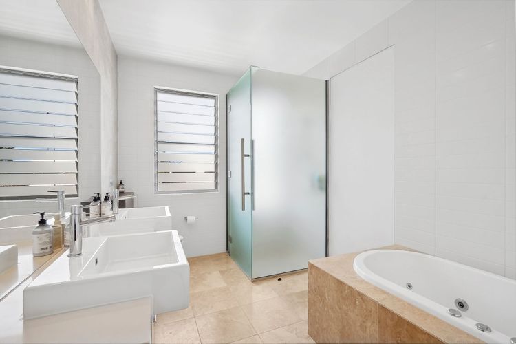 The Noosa Home – pool, jetty, water frontage
