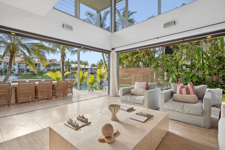 The Noosa Home – pool, jetty, water frontage