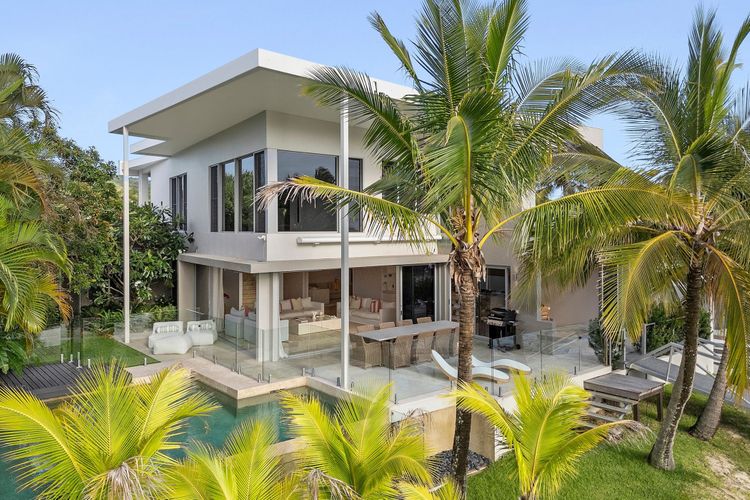 The Noosa Home – pool, jetty, water frontage