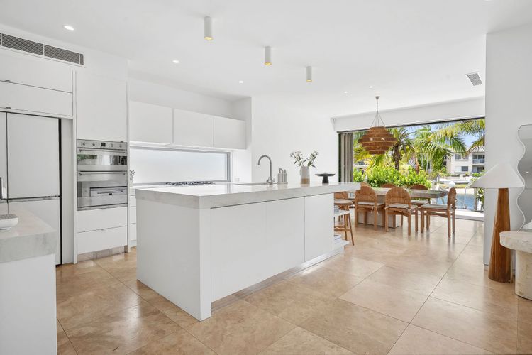 The Noosa Home – pool, jetty, water frontage