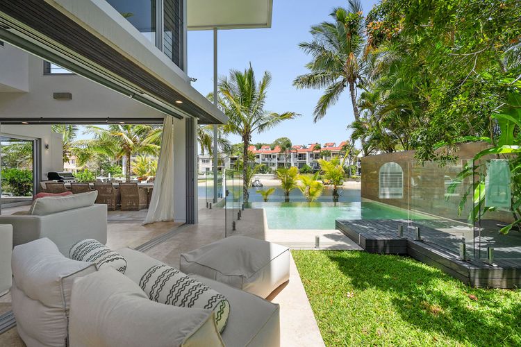 The Noosa Home – pool, jetty, water frontage
