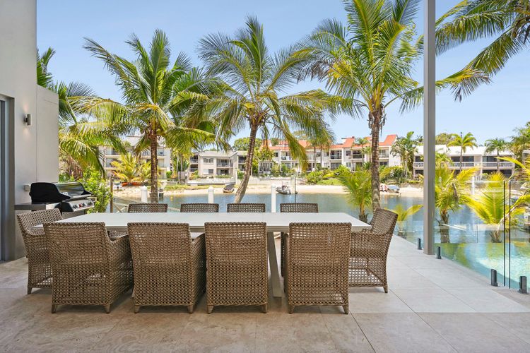 The Noosa Home – pool, jetty, water frontage
