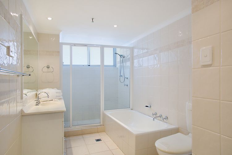 Main Bathroom 