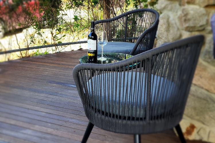 2 additional seats on front verandah and coffee table
