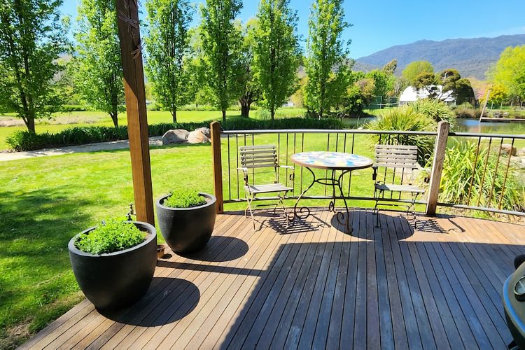 Front verandah with 2 seats and table