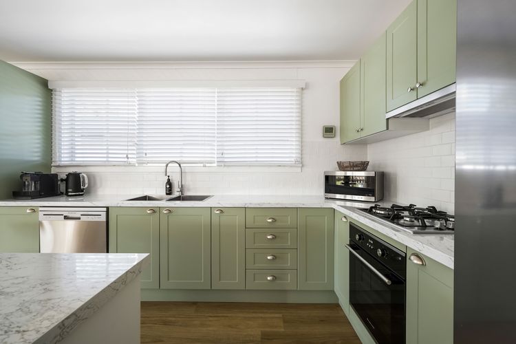 Stainless steel appliances such as the gas cooktop, dishwasher, double sink with pull out/adjustable nozzle, ample cupboards for storage and a beautiful big island bench. Plus all essential appliances and staple pantry items. 