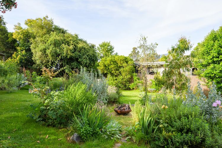 Gorgeous garden area to enjoy your firepit. Wood not supplied. 