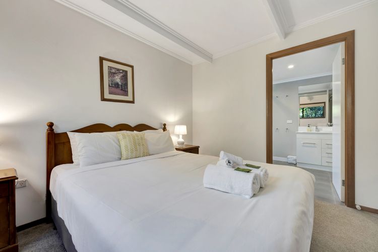 Warrina – Overlooks Ovens River and five minute walk into town