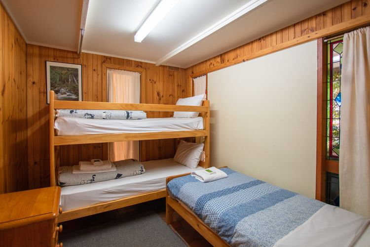Warrina – Overlooks Ovens River and five minute walk into town