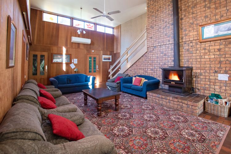 Warrina – Overlooks Ovens River and five minute walk into town