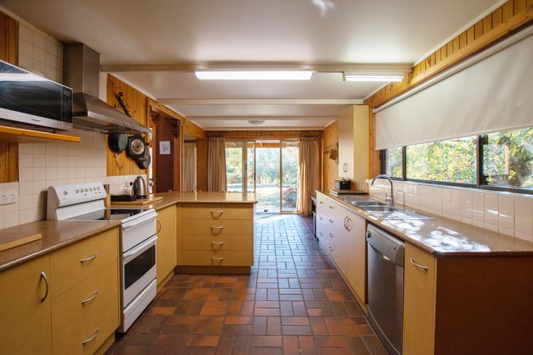 Warrina – Overlooks Ovens River and five minute walk into town