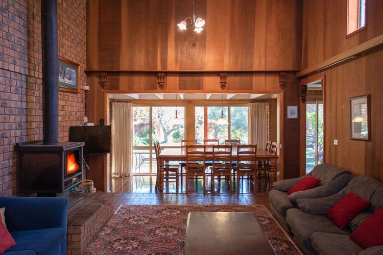 Warrina – Overlooks Ovens River and five minute walk into town