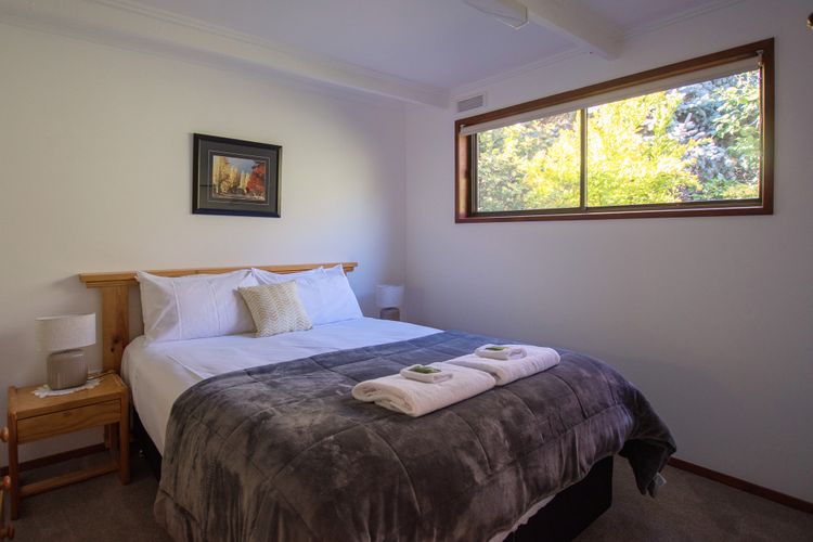 Warrina – Overlooks Ovens River and five minute walk into town