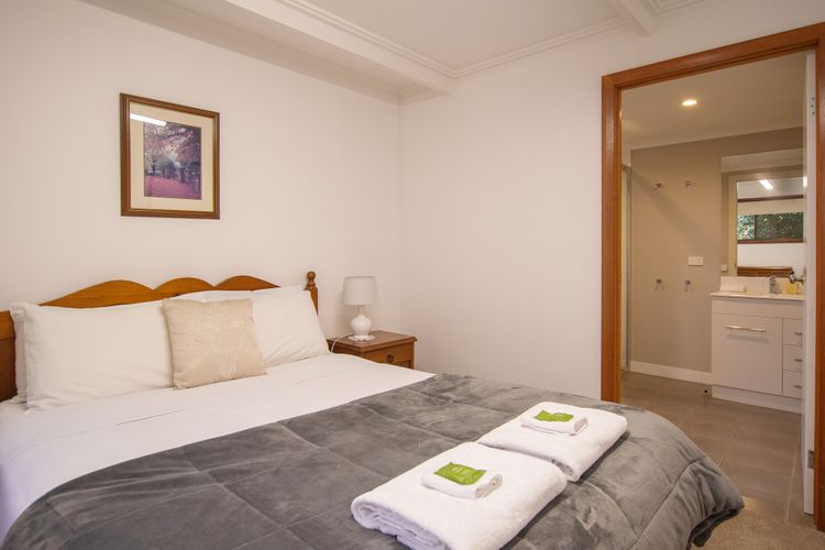 Warrina – Overlooks Ovens River and five minute walk into town
