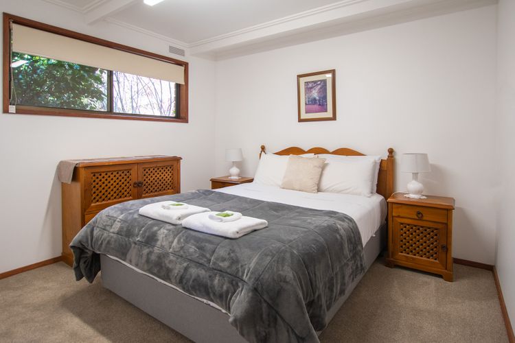 Warrina – Overlooks Ovens River and five minute walk into town