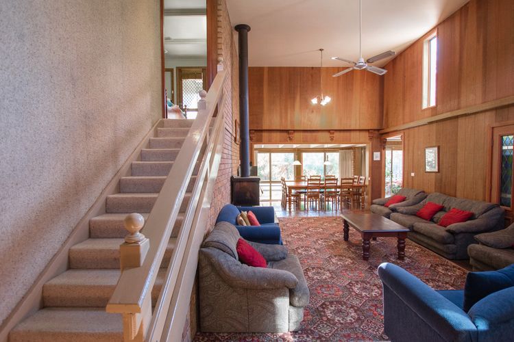 Warrina – Overlooks Ovens River and five minute walk into town