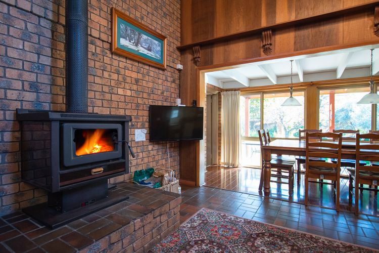 Warrina – Overlooks Ovens River and five minute walk into town