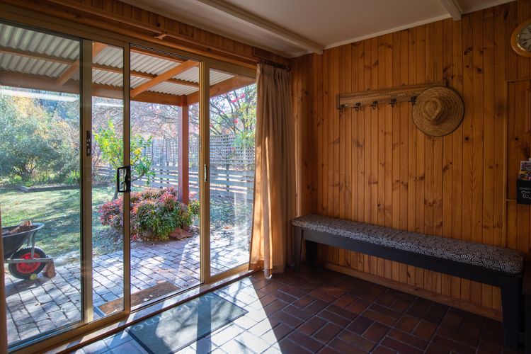Warrina – Overlooks Ovens River and five minute walk into town