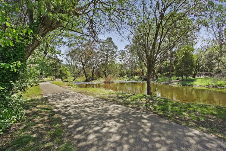 Warrina – Overlooks Ovens River and five minute walk into town