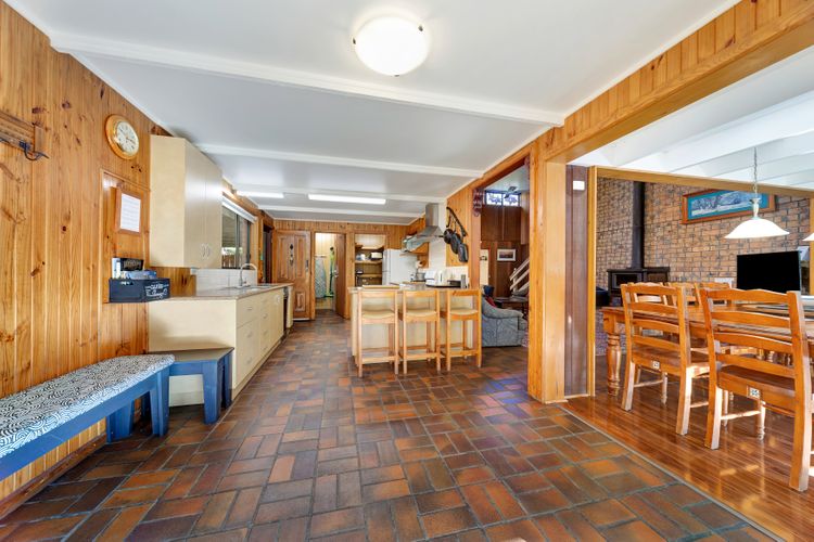 Warrina – Overlooks Ovens River and five minute walk into town