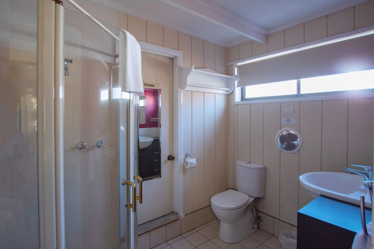 Warrina – Overlooks Ovens River and five minute walk into town