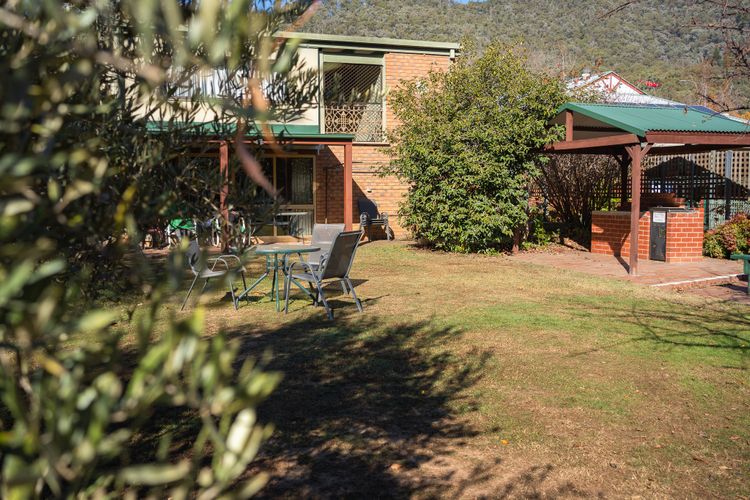 Warrina – Overlooks Ovens River and five minute walk into town