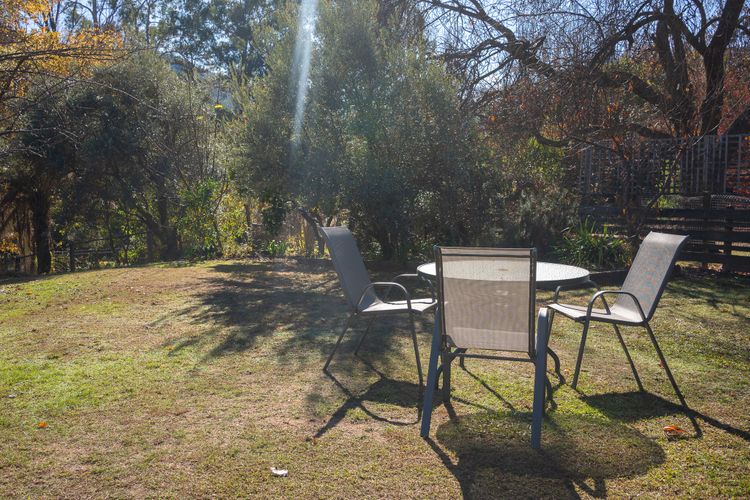 Warrina – Overlooks Ovens River and five minute walk into town