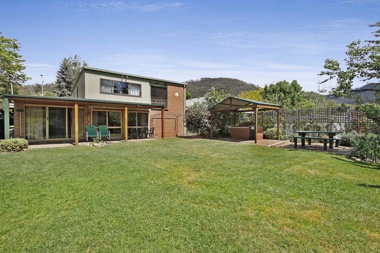 Warrina – Overlooks Ovens River and five minute walk into town