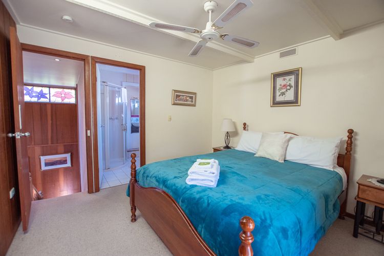 Warrina – Overlooks Ovens River and five minute walk into town