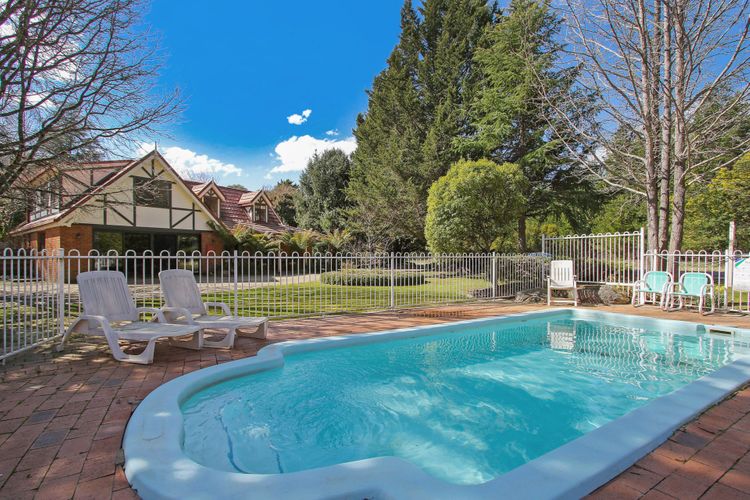 Tudor House – Large Family Home with shared pool