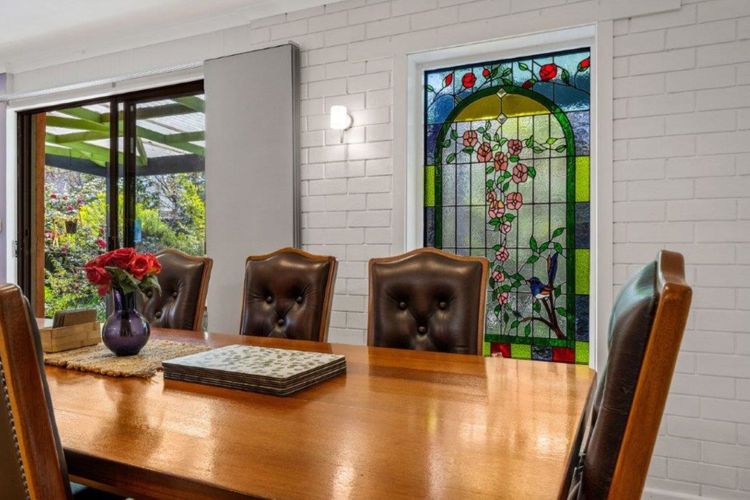 Roses on the River – An absolute river frontage cottage