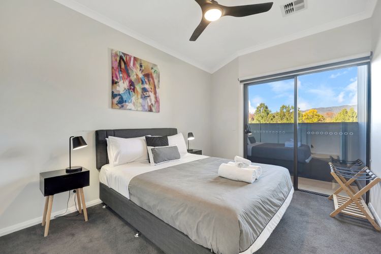 Mountain Mist Retreat – 5 Bedrooms