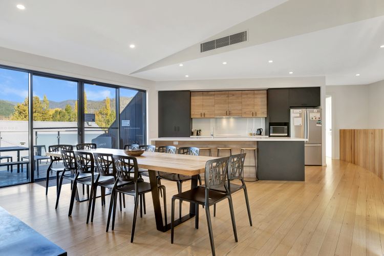 Mountain Mist Retreat – 5 Bedrooms