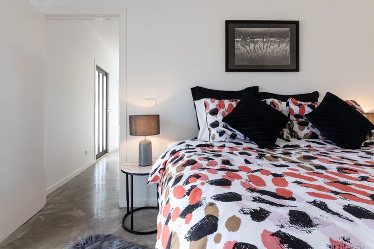 Balcony to Bogong – modern house ten minute stroll to town