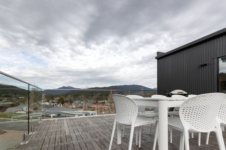 Balcony to Bogong – modern house ten minute stroll to town