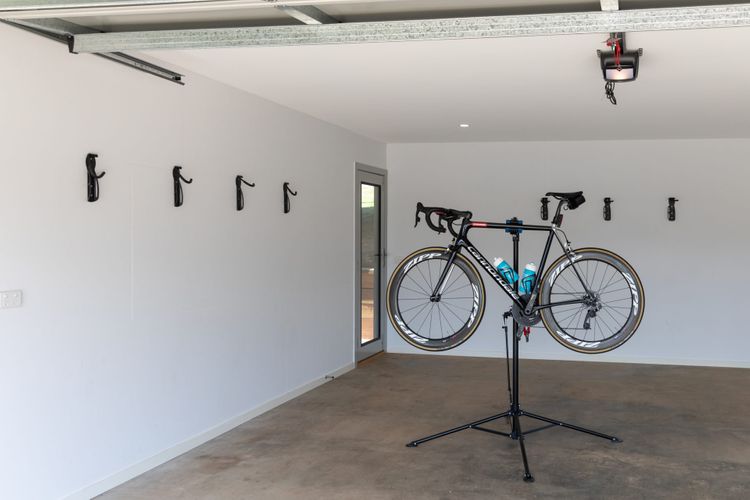 Balcony to Bogong – modern house ten minute stroll to town