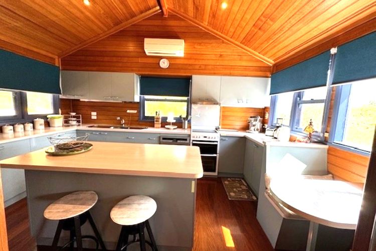 Artee House – A Bright Escape