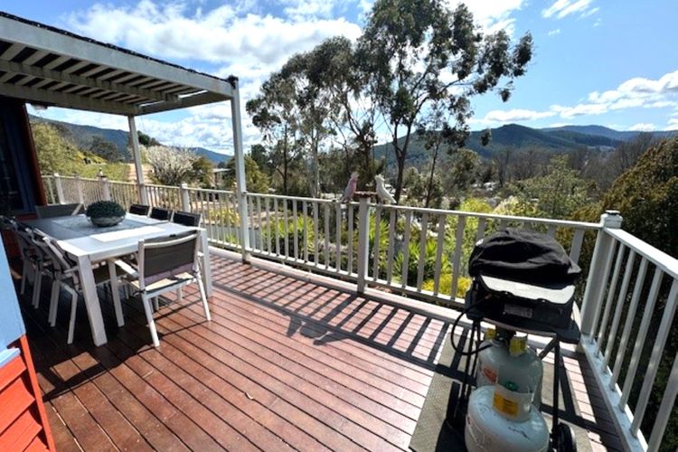 Artee House – A Bright Escape