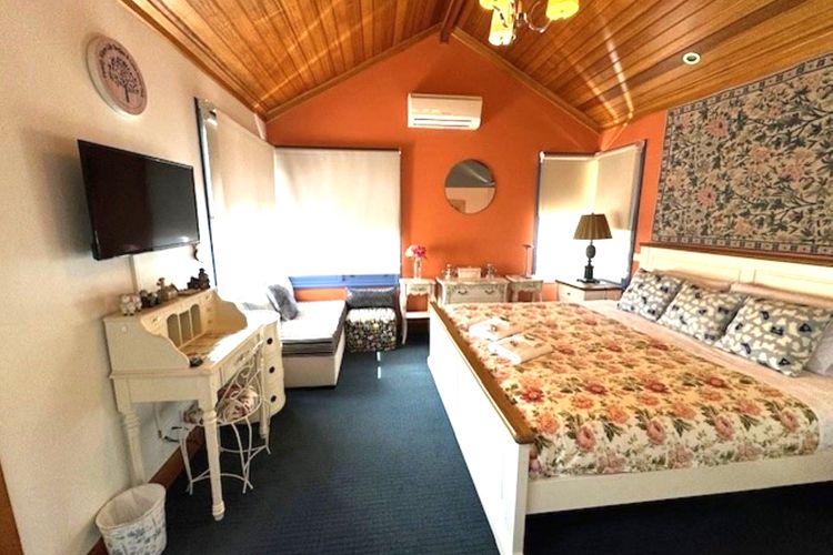 Artee House – A Bright Escape