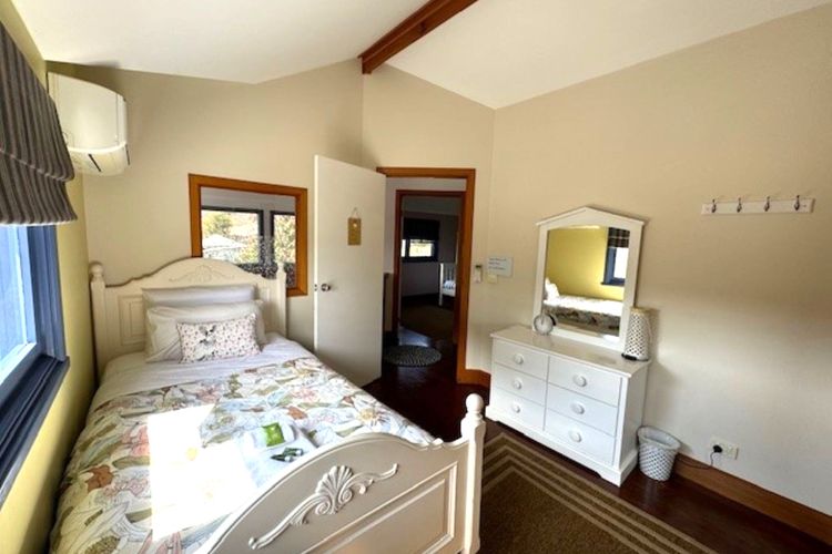 Artee House – A Bright Escape