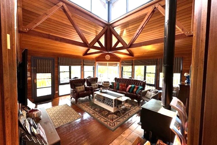 Artee House – A Bright Escape