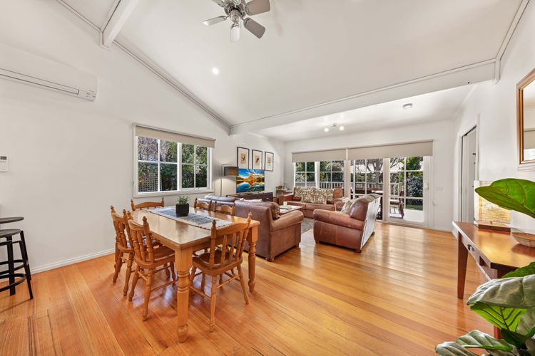 Corinda Cottage – 4 bedroom pet friendly five minute walk to town and Ovens River.