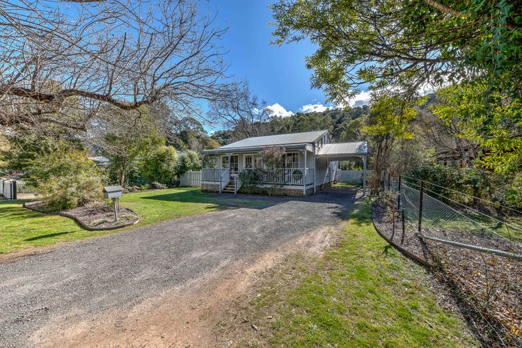 Corinda Cottage – 4 bedroom pet friendly five minute walk to town and Ovens River.
