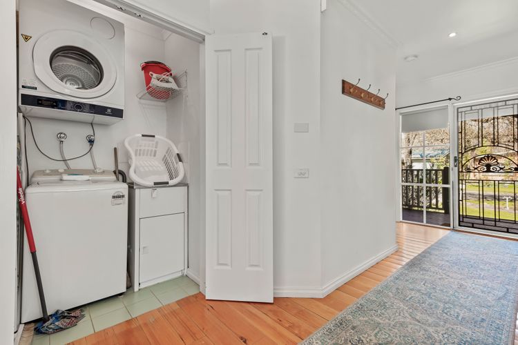 Corinda Cottage – 4 bedroom pet friendly five minute walk to town and Ovens River.