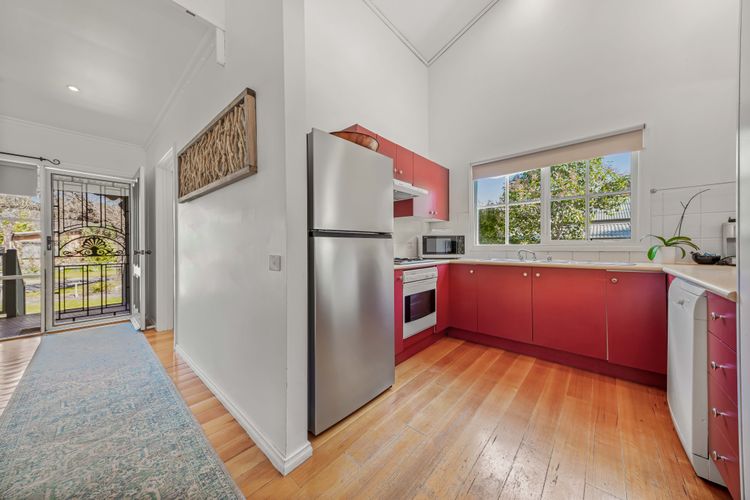 Corinda Cottage – 4 bedroom pet friendly five minute walk to town and Ovens River.