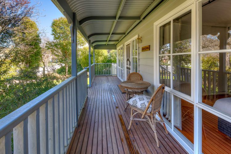 Corinda Cottage – 4 bedroom pet friendly five minute walk to town and Ovens River.