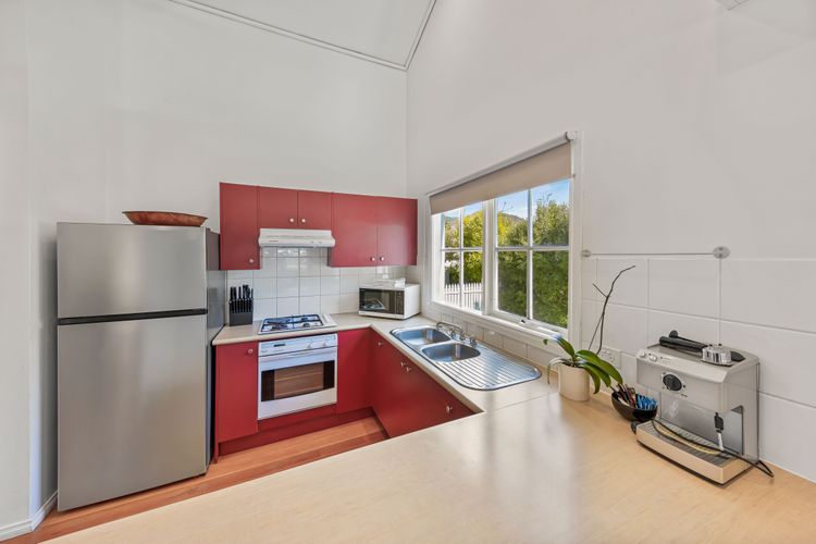 Corinda Cottage – 4 bedroom pet friendly five minute walk to town and Ovens River.