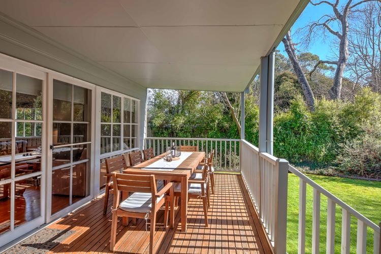 Corinda Cottage – 4 bedroom pet friendly five minute walk to town and Ovens River.